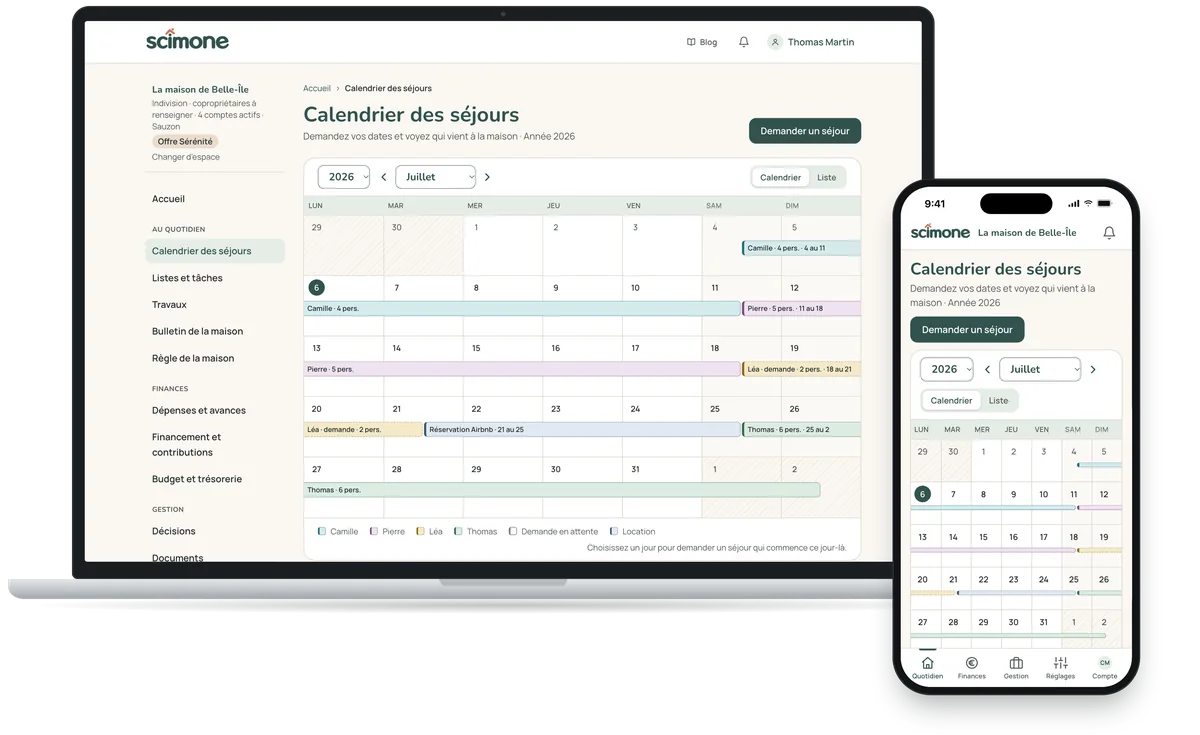 Le calendrier des séjours dans Scimone, sur ordinateur et sur téléphone : en juillet, les séjours de Camille, Pierre et Thomas, la demande de Léa en attente et une réservation Airbnb.